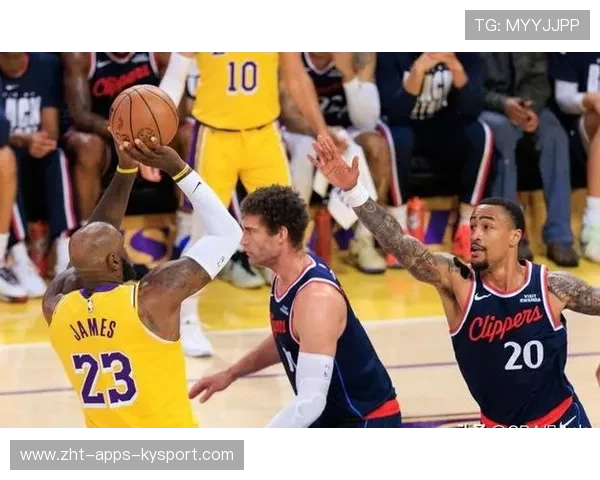 洛杉矶湖人憾负洛杉矶快船，马库斯·斯玛特转换追身三分，外线三分成转折